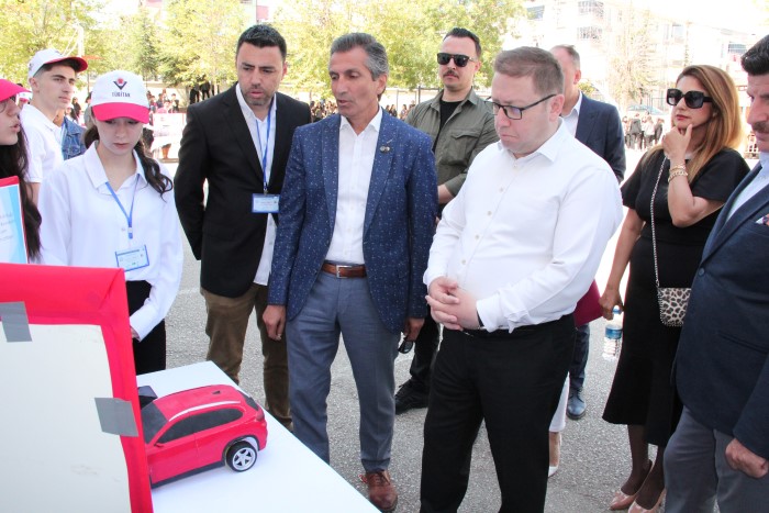 Kaymakamımız Dr. İsmail Altan DEMİRAYAK,TÜBİTAK-4006 Bilim Fuarları kapsamında Coşkun Önder Anadolu Lisesi’ni ziyaret etti.